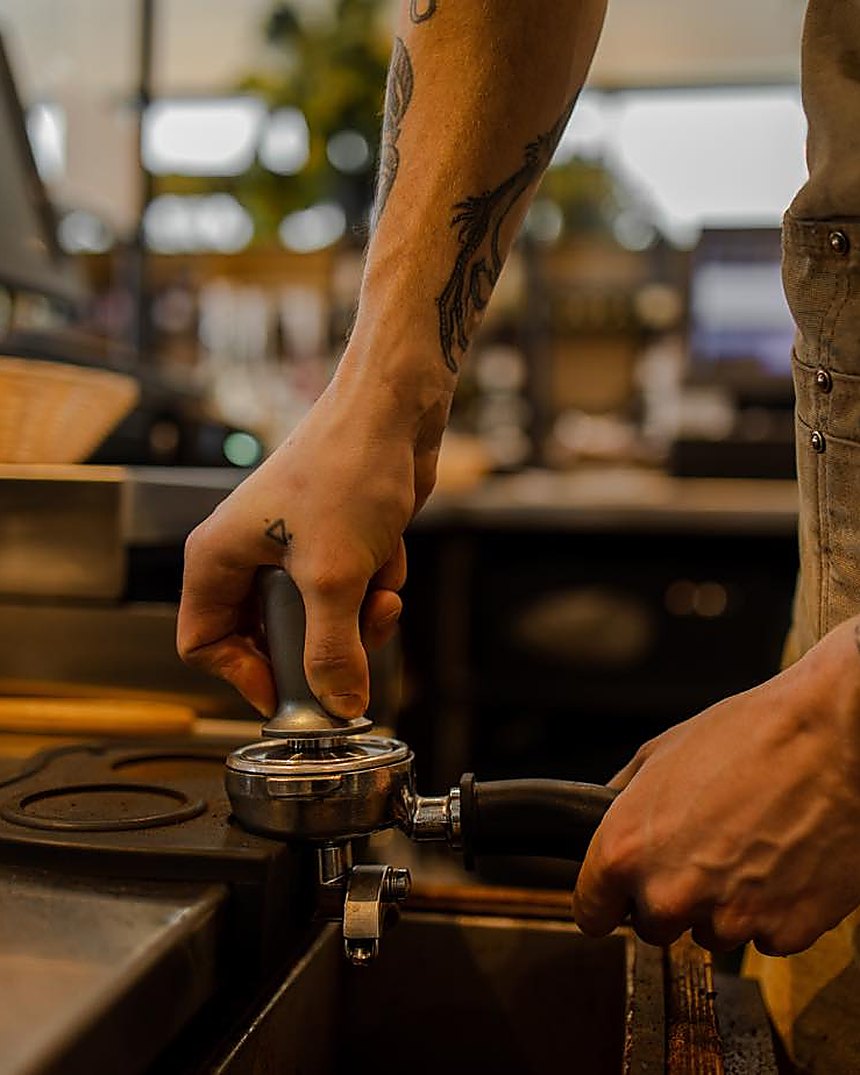 Préparation d'un espresso au comptoir de la boulangerie