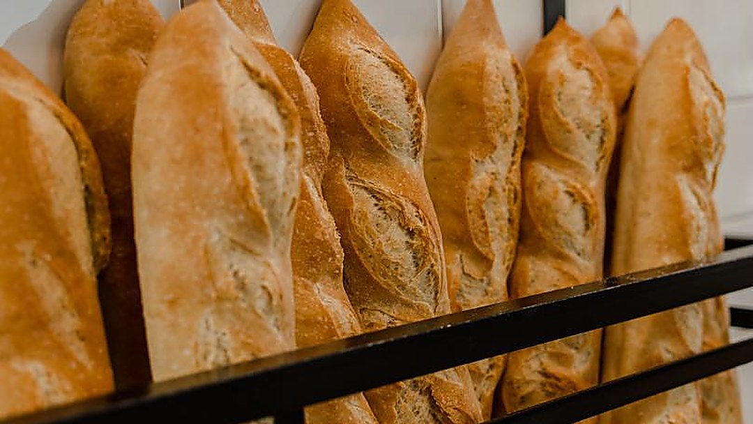 Baguettes alignées sur les grilles de la boulangerie