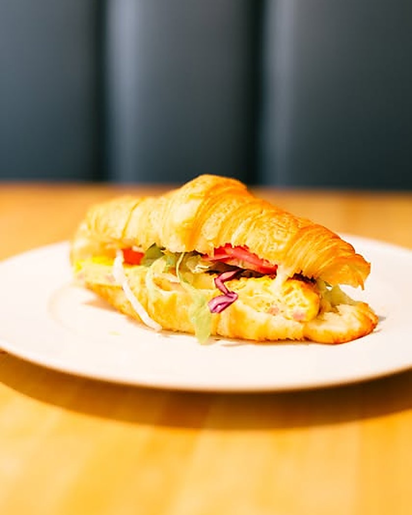 Croissant garni servi dans une assiette