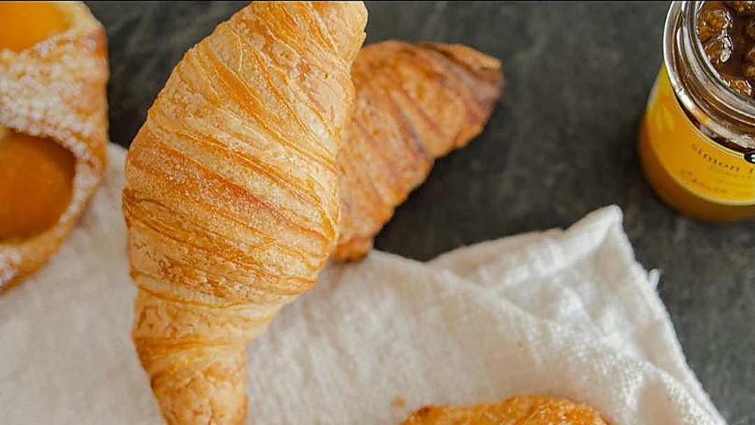 Croissants feuilletés posés sur un linge, à la boulangerie